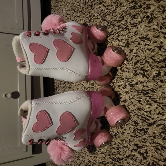 Girls Roller Skates White with Pink Hearts Light Up Wheels And Pink Pom Poms - Picture 6 of 7